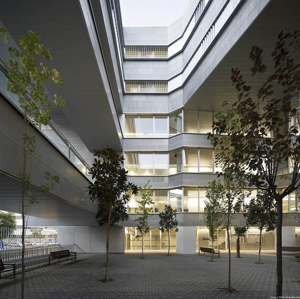 塞维利亚大学科学教育学院 · 创新的叠加建筑设计-52