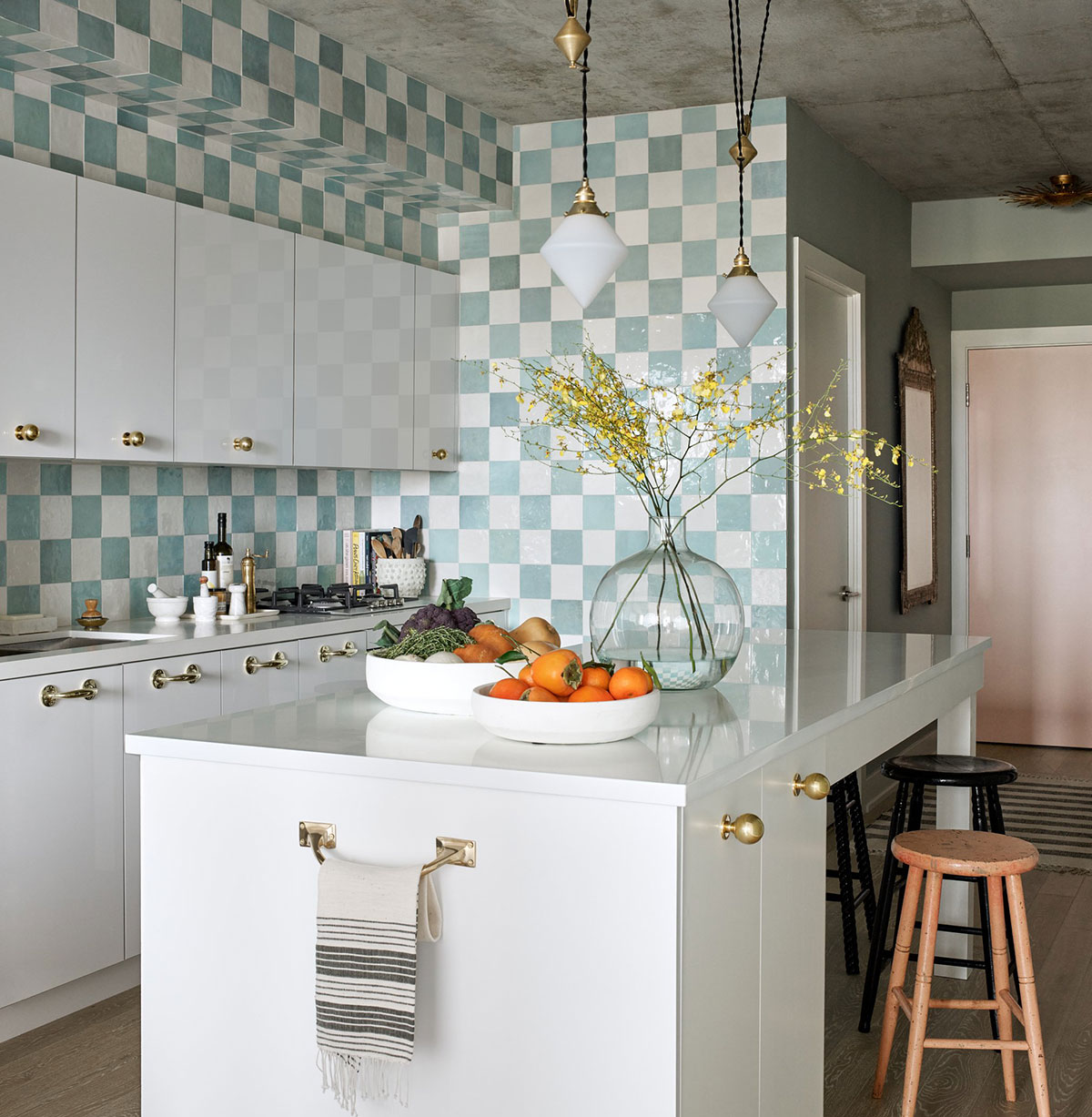 加拿大音乐家 Jann Arden 的粉色工业风公寓-1