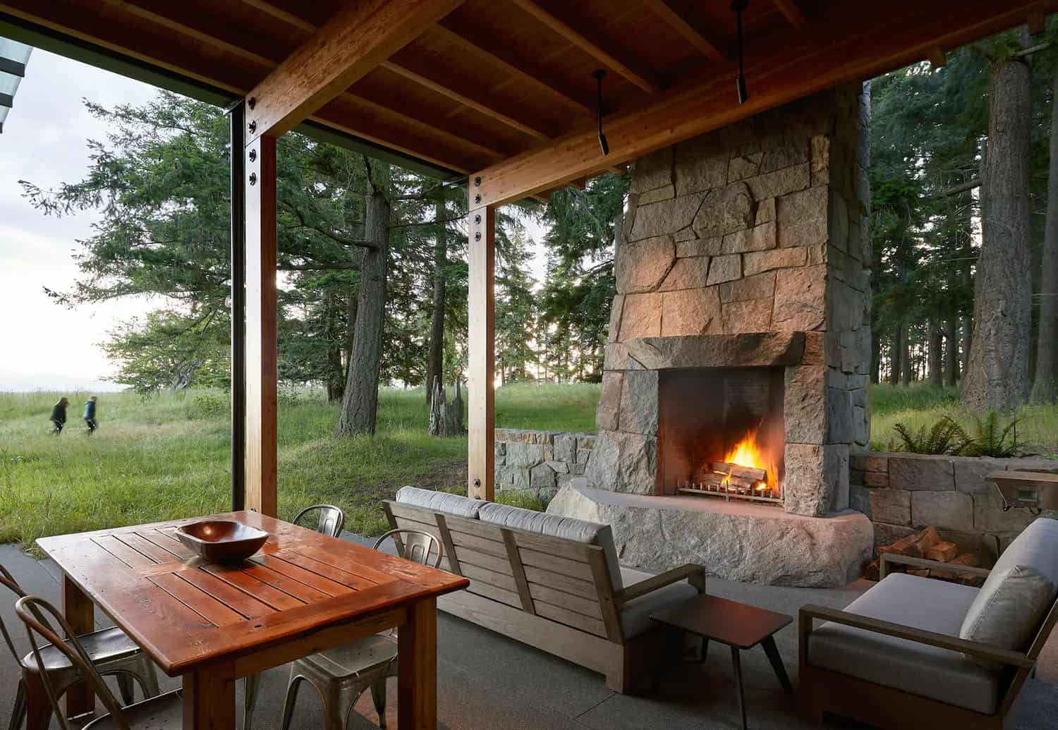 An intimate retreat tucked into a forest overlooks serene Puget Sound-6
