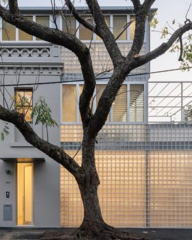 Ian Moore Architects transforms Sydney pub into house with "wall of light"