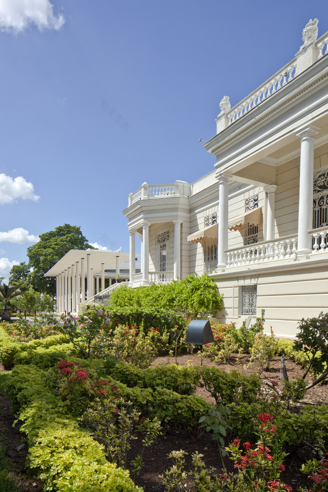 墨西哥尤卡坦梅里达历史博物馆花园中的“天空框架”展馆-34