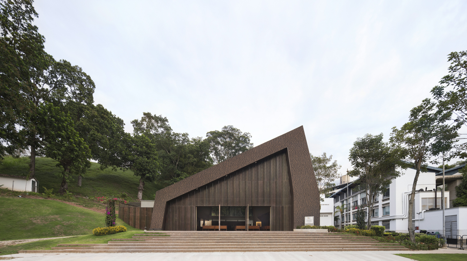 折叠屋顶下的绿意教堂-47