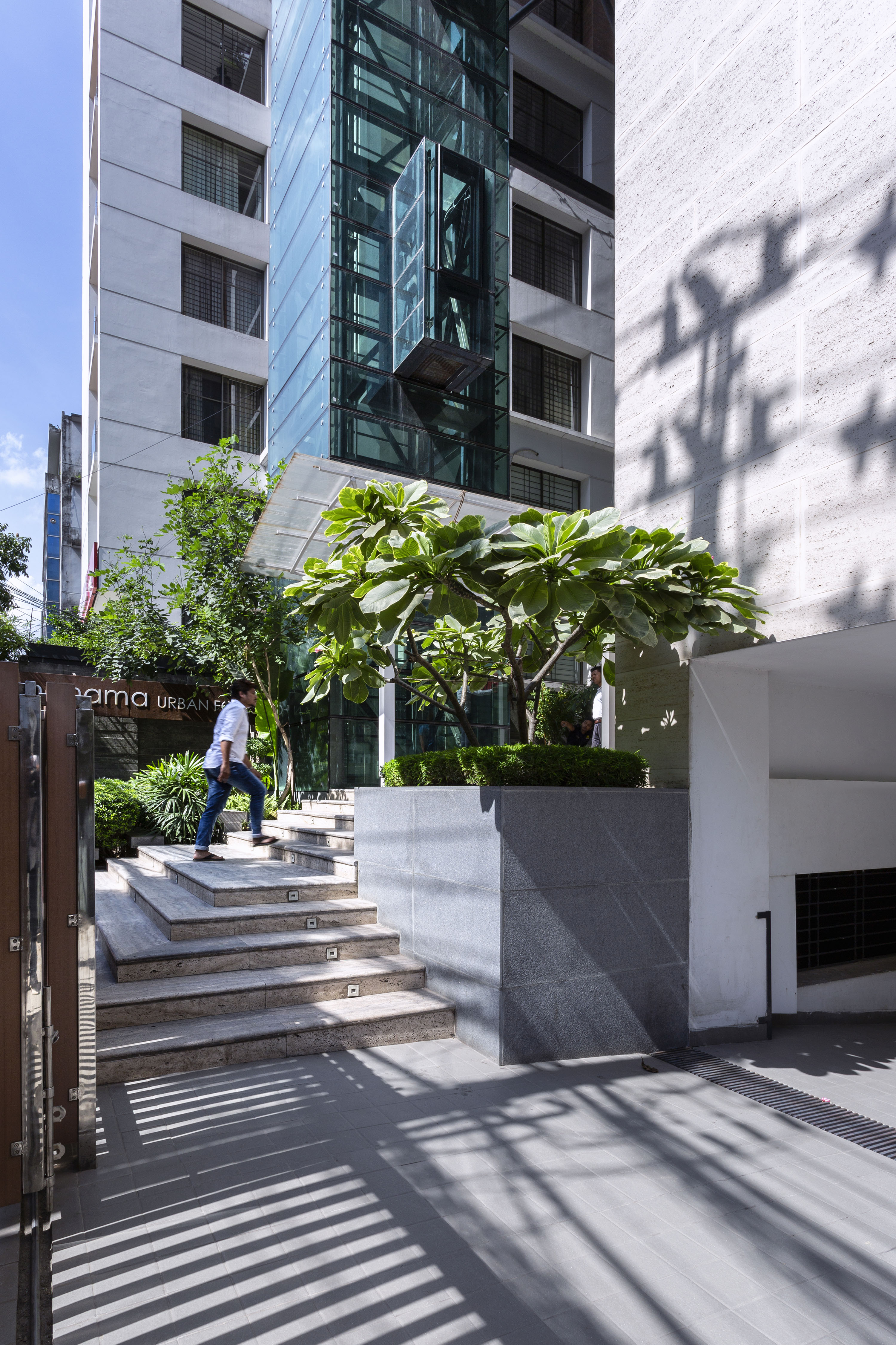 绿意盎然的都市森林办公楼-24