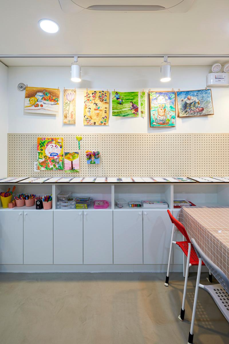 简约温馨的 8 坪美术教室设计-8
