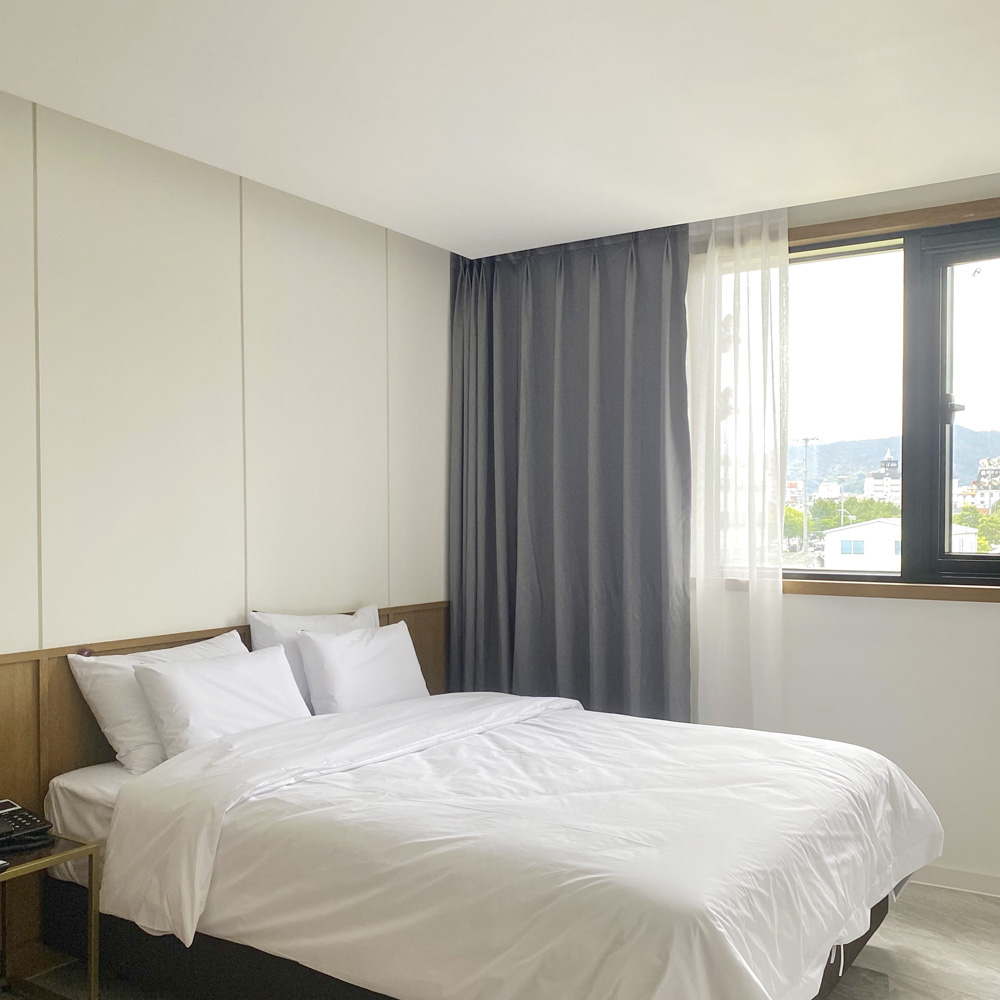 简约酒店设计典范 | 白色木纹诠释温馨空间-15