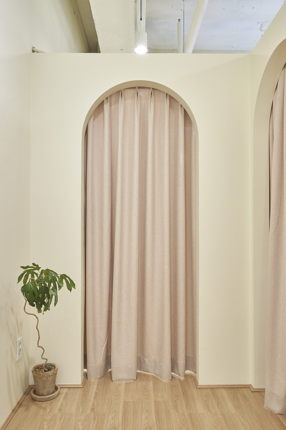 白色与木质，打造高级设计感的 20 平米公寓-17