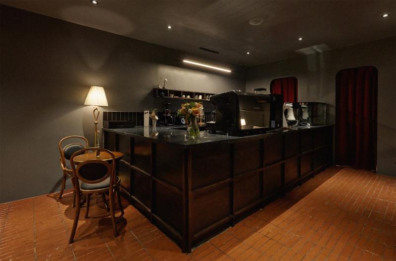 现代简约风 10 坪咖啡厅 高雅黑色调室内设计-6
