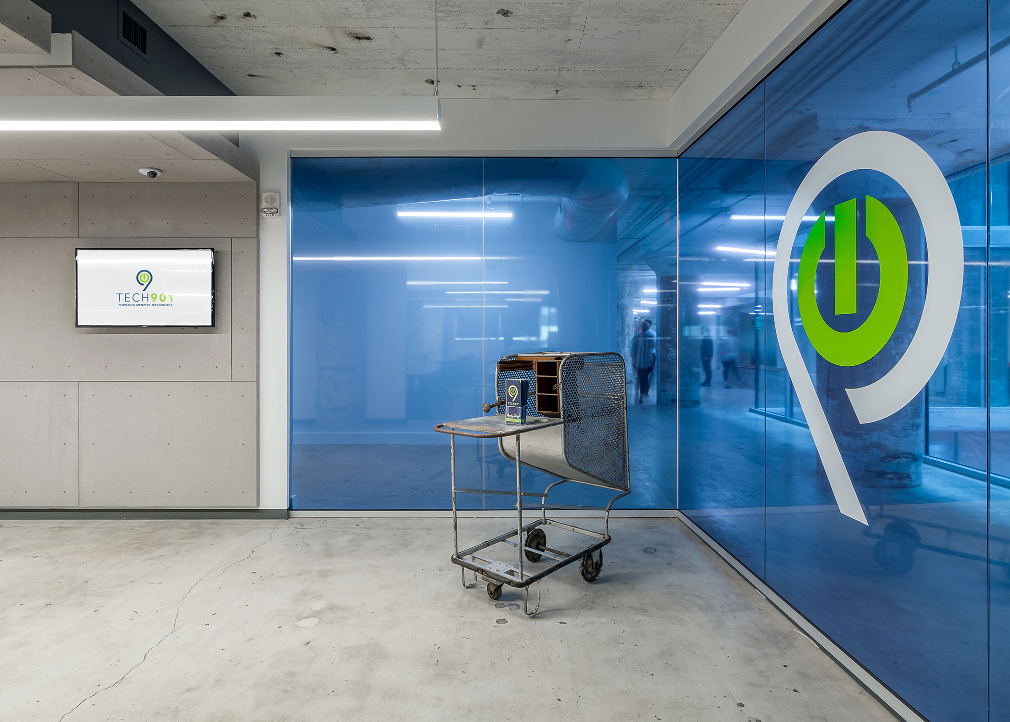 Tech901 办公空间 | 混凝土长桌与实木元素打造的协作中心-16