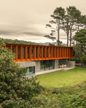 Porthmadog House Steps Into a Steep Welsh Slope