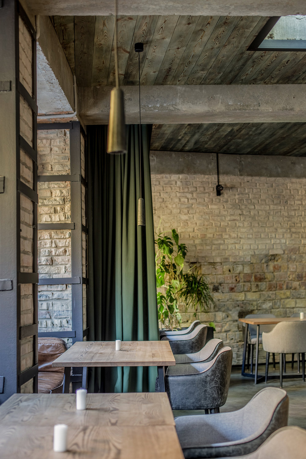 基辅“宿醉”酒吧 | 废墟中的自由空间-10