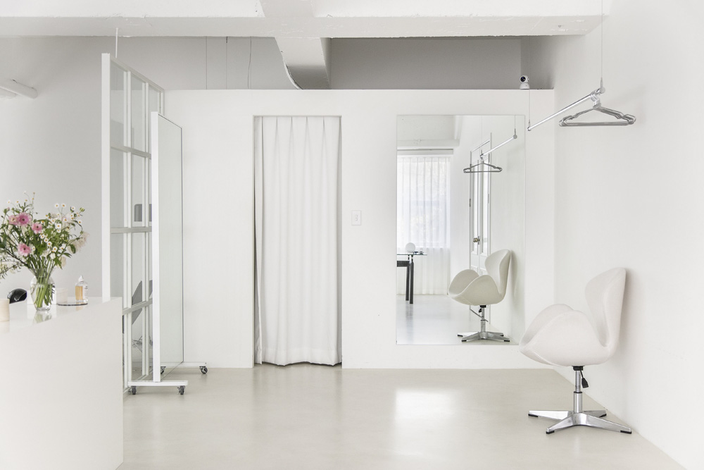 "白色与木色的高级 27 平米工作室"-24