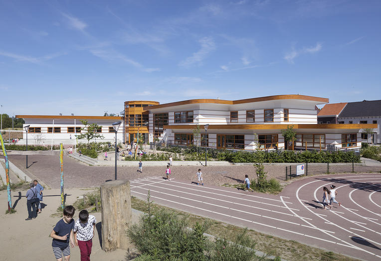 里维伦韦克亲子中心

注：Kindcentrum常见意思是亲子中心、儿童中心 ，Rivierenwijk推测是一个地名，可音译为里维伦韦克 具体翻译可能需结合更详细的背景信息 丨荷兰丨Van der Pol-15