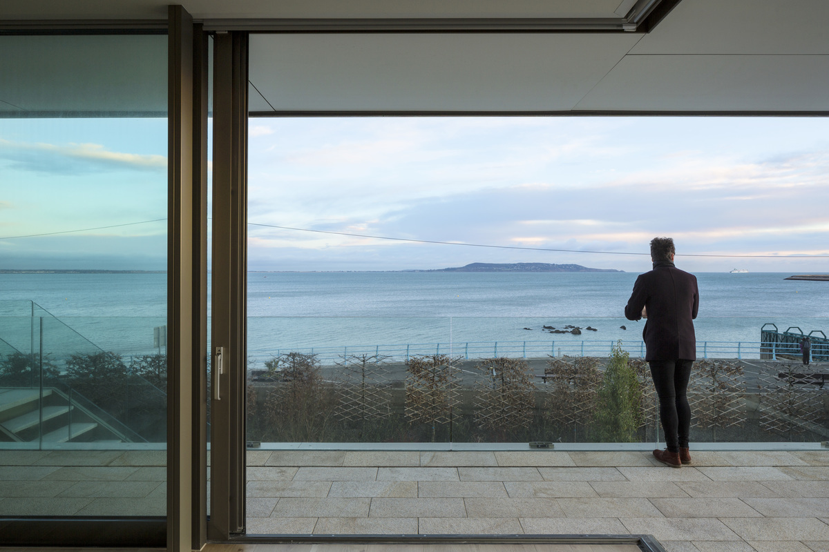 都柏林海滨现代别墅 | 致敬历史的透明重构-44