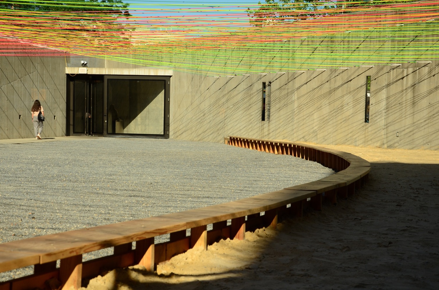 临时编织庭院·纽约 PS1 的彩色绳索云-37