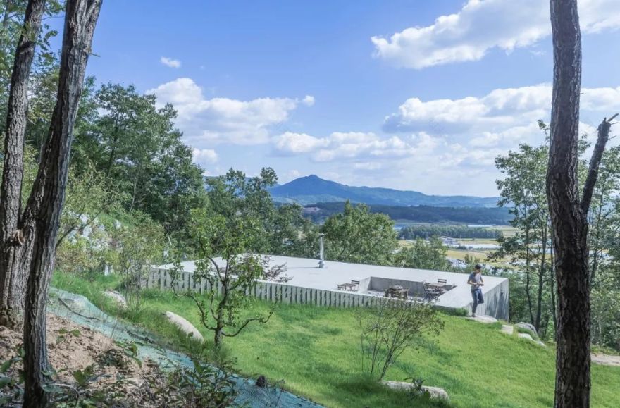 首尔以东的倾斜屋顶乡村住宅-27