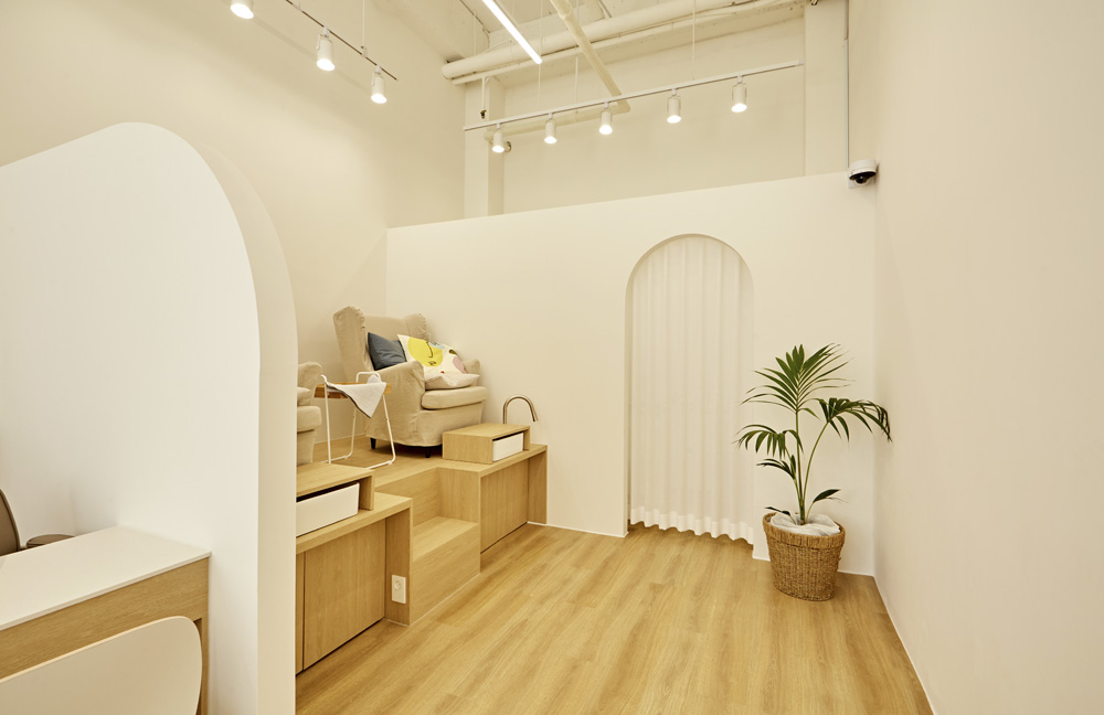 白色与木质 | 10 平米小卧室的极简设计-7