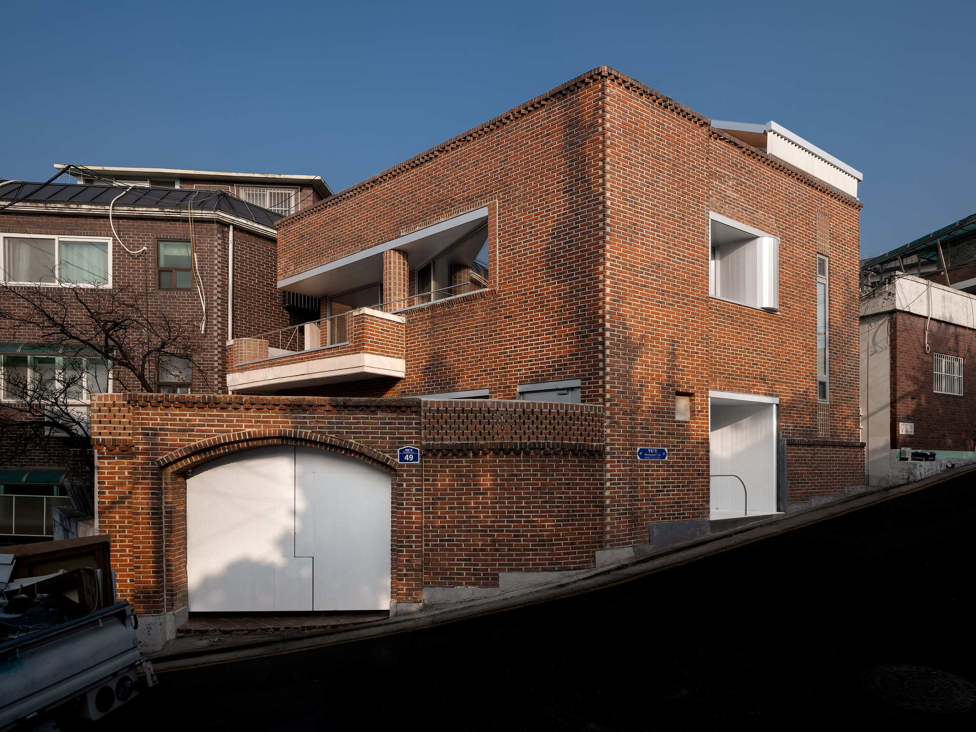 Reinterpreting a 50-Year-Old Building in Myeongnyun-dong丨sukchulmok + BRBB Architects-34