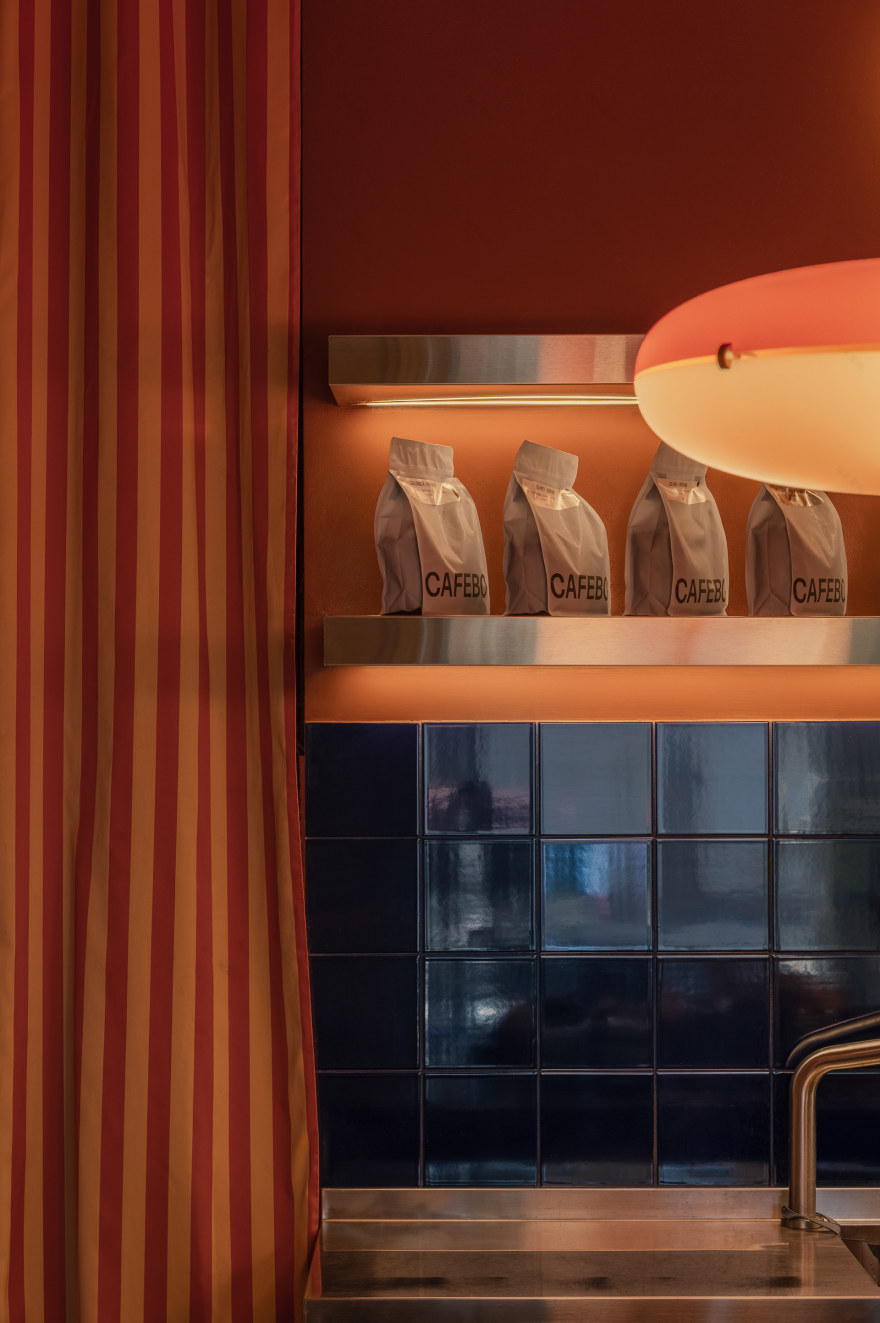 纯咖啡;原味咖啡(注:Frank 在这里可能是 纯的、原味的 意思,但不确定是否有特殊语境,如果结合特定品牌等情况可能有不同含义) 丨乌克兰基辅丨Yana Molodykh-21