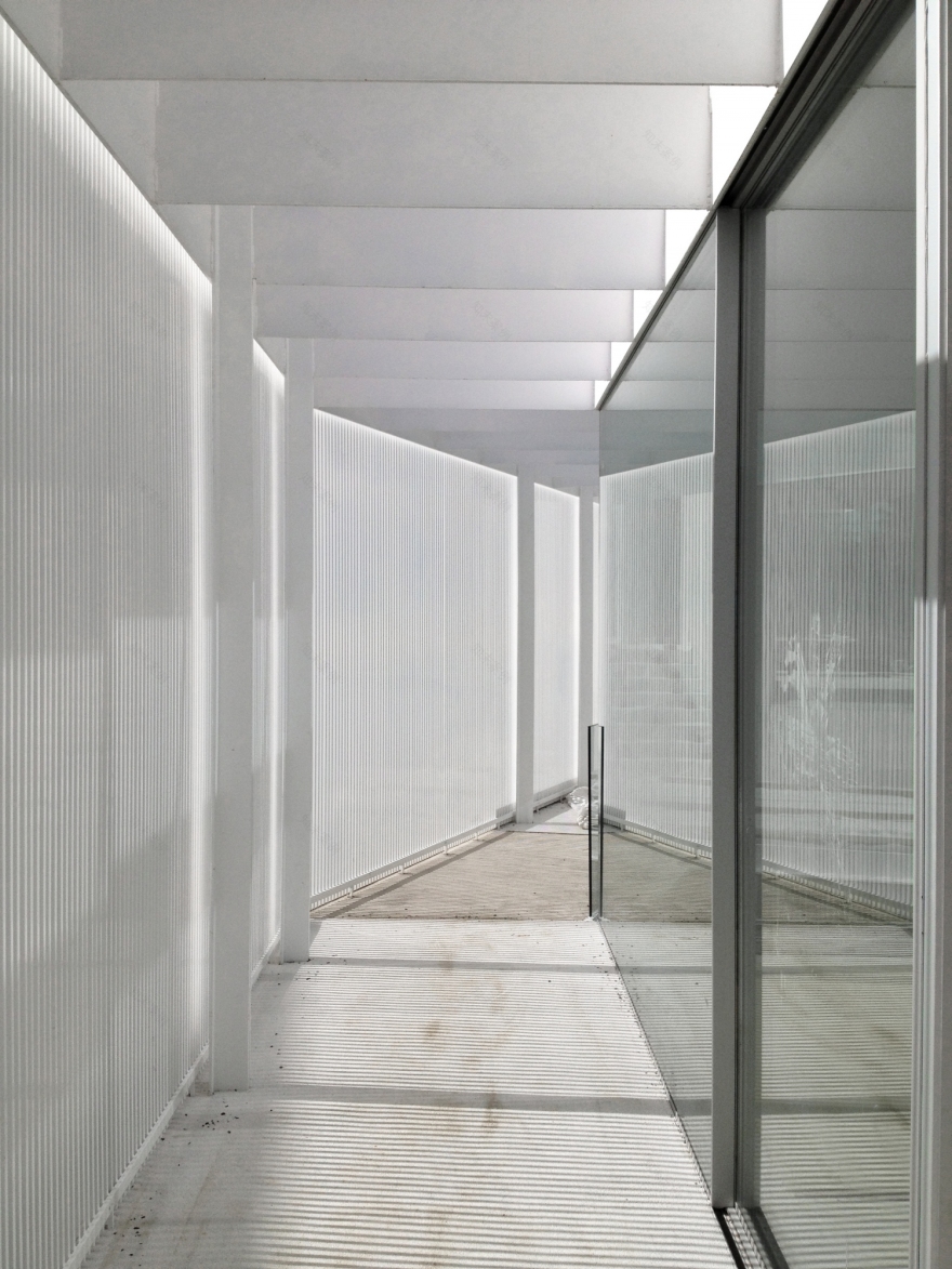 西班牙马德里半透明别墅设计丨Estudio.Entresitio-21