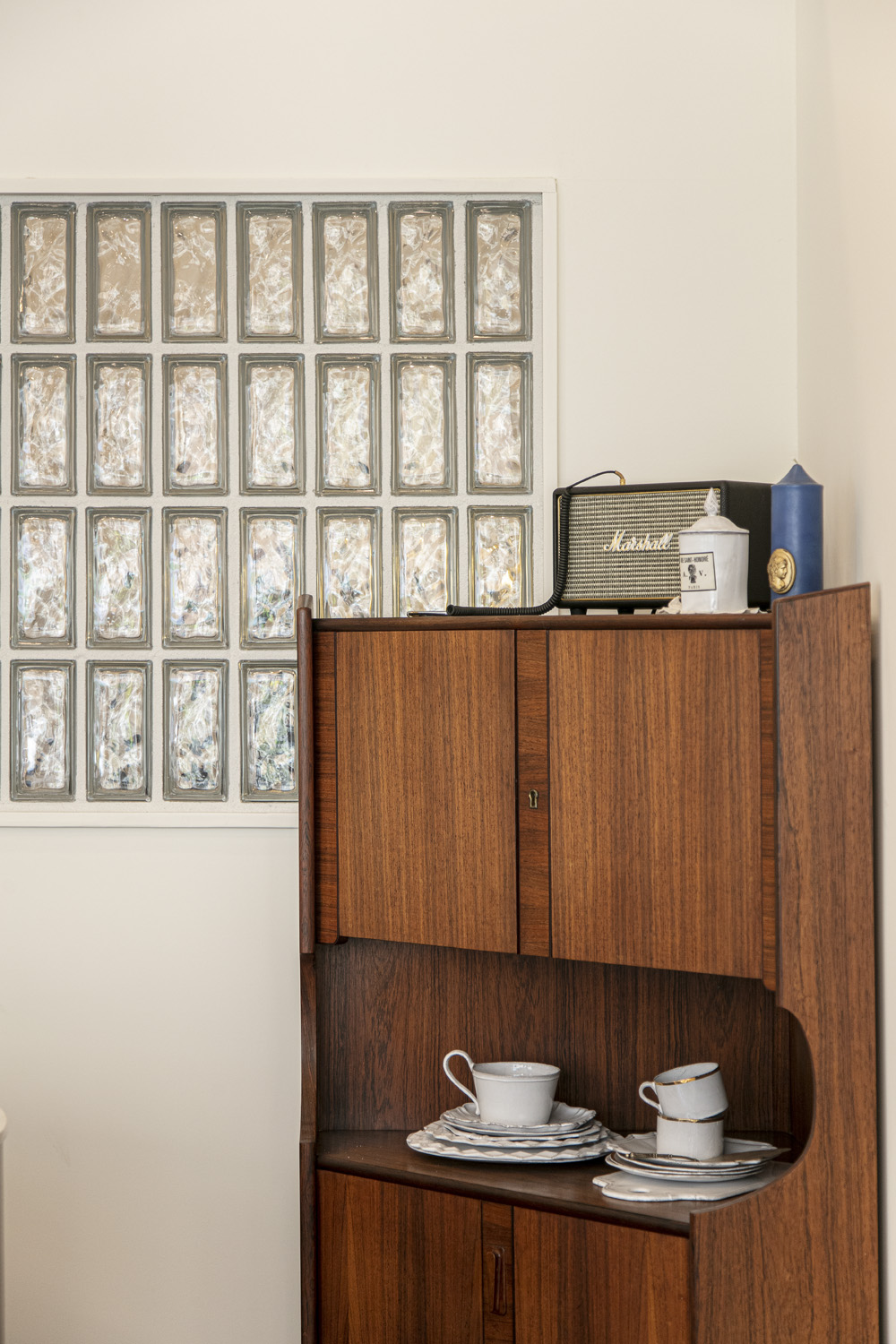 白色与木色交融，极简主义的餐厅设计-15