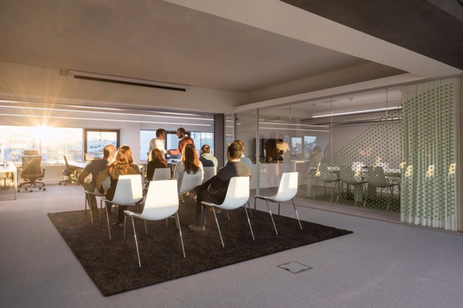 葡萄牙里斯本现代水泥风办公空间-20