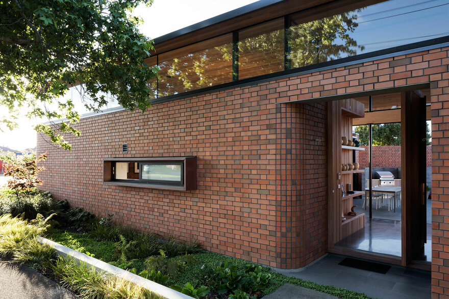 砖墙围合的中央泳池庭院屋-9