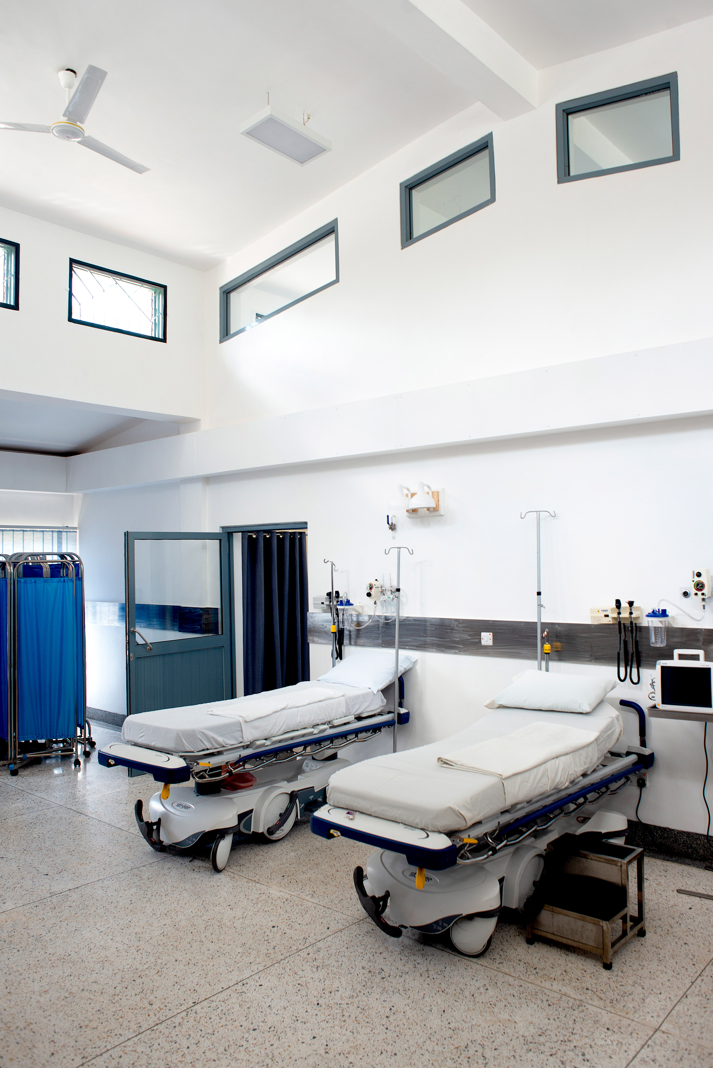 乌干达手术设施 | 太阳能板覆盖的模块化红砖建筑-24