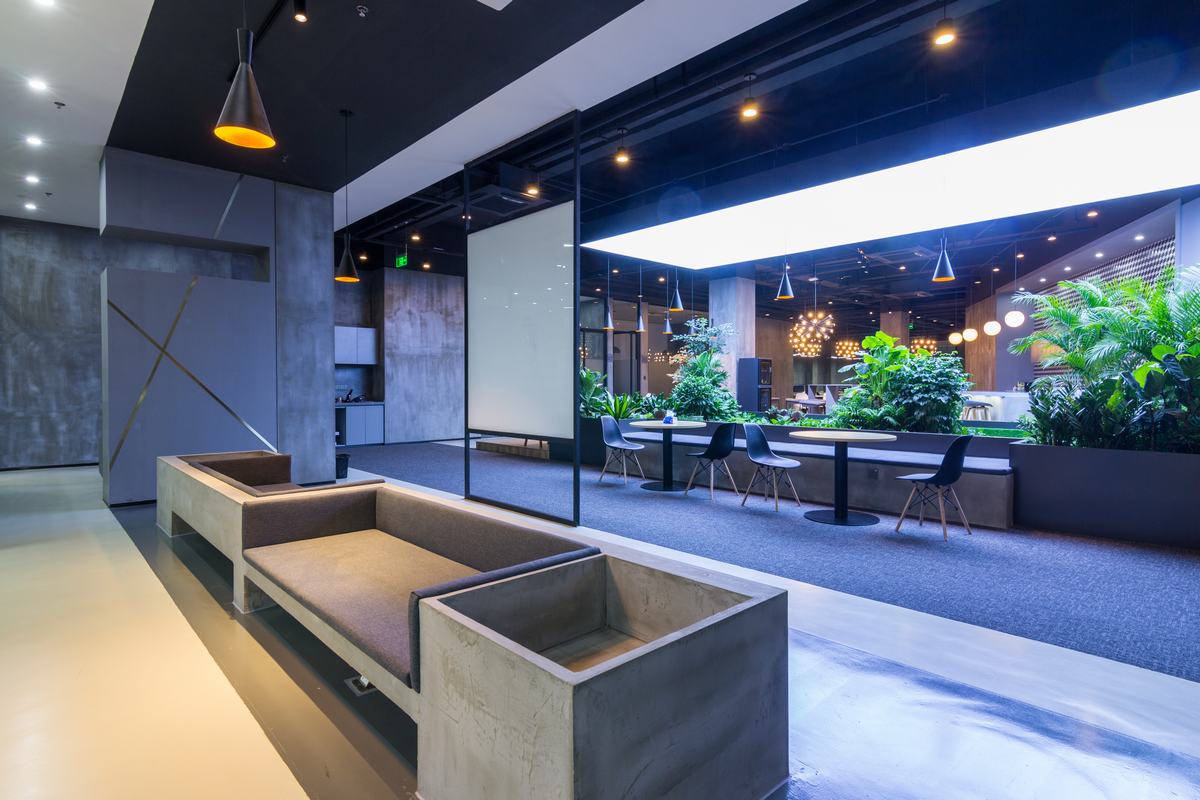 拜腾南京基地办公空间 | 工业风智能办公的典范-21