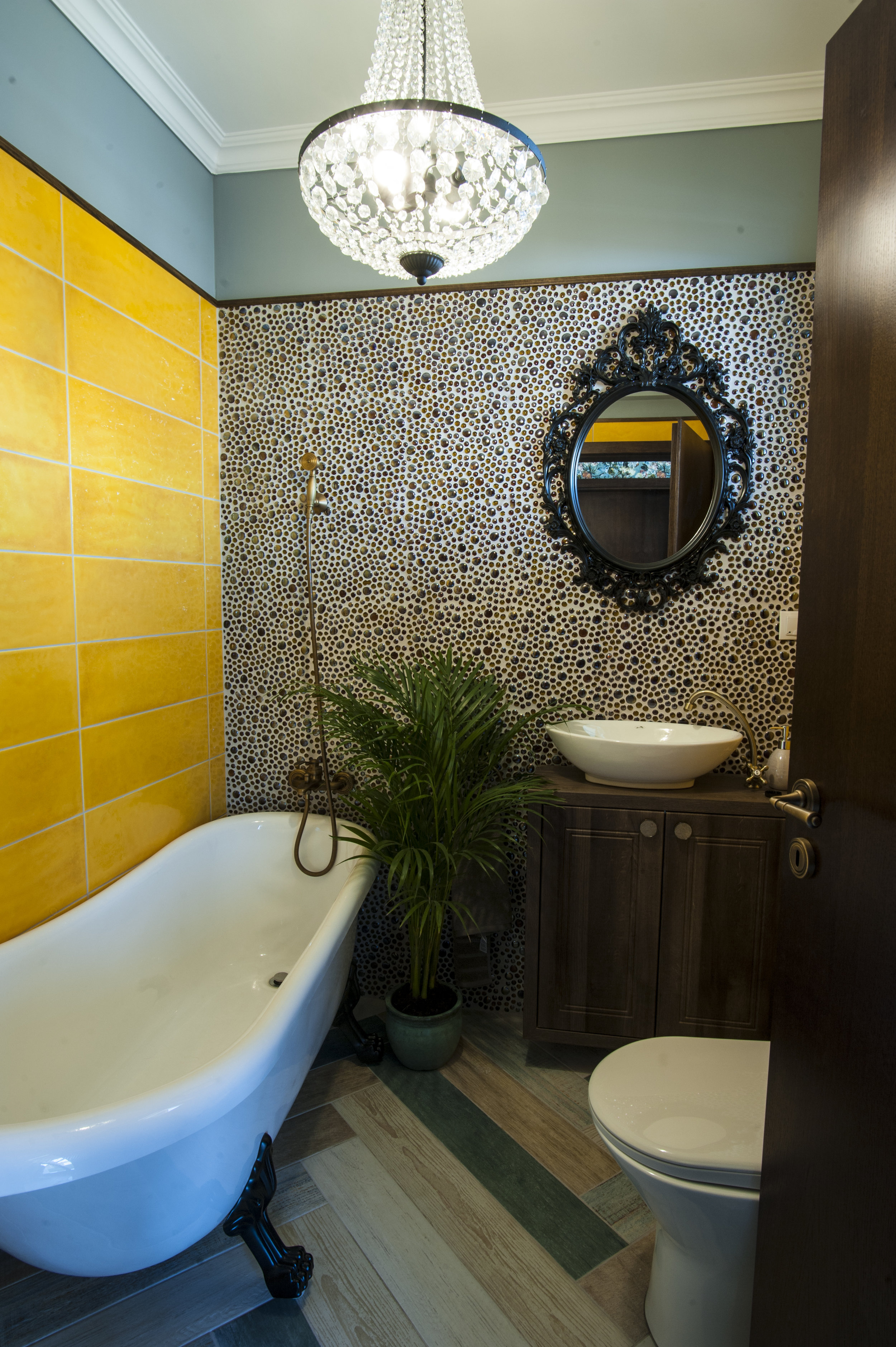 这所房子；这座住宅（注：根据语境不同，这里的house可能有多种具体指向，这所房子这座住宅都比较常见，更精准的含义需结合前后来确定，但此处按要求提供单一翻译仅举例这所房子 ）

在一般语境下，常见翻译为 这所房子  -20