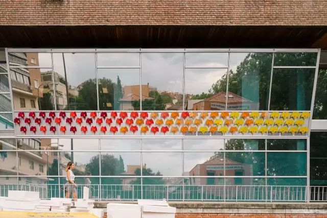 她用宜家的便宜家具、脚手架、木地板、晾衣架…设计出的最有创意的联合办公-37