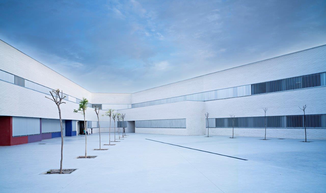 Indira Gandhi Public School · 融入地形的教育建筑-55