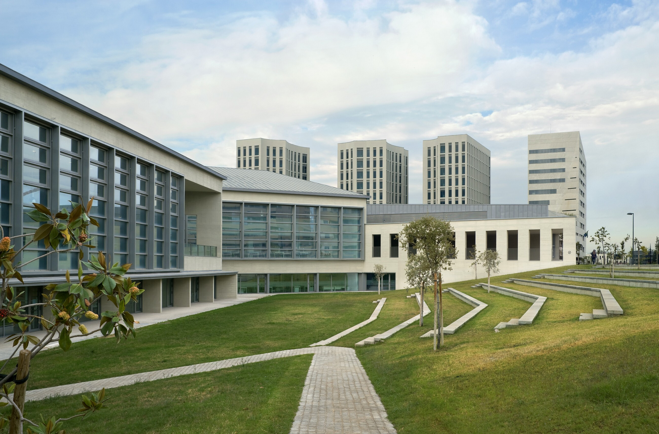 格兰纳达大学学习中心 · 有机形态的多功能空间-10