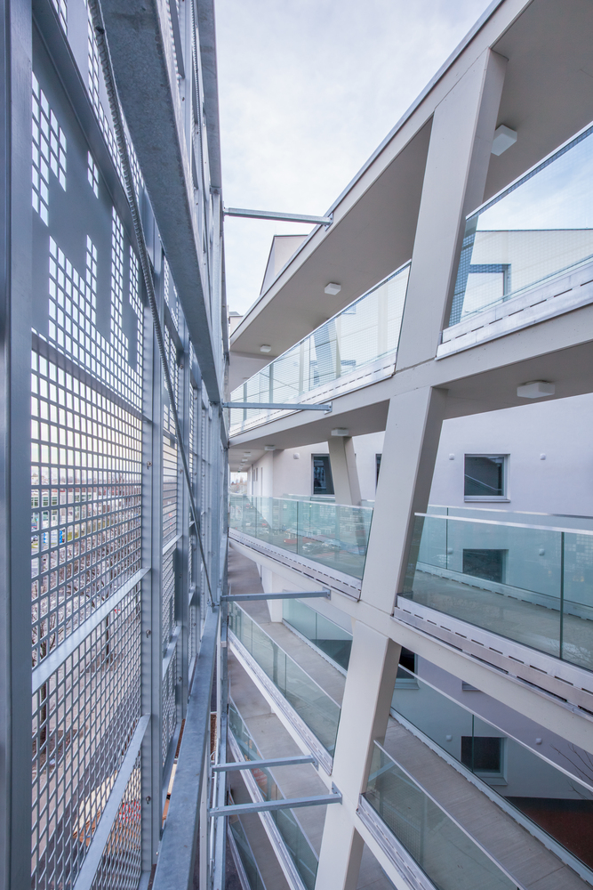 繁忙路口的“V 形庭院”公寓-42