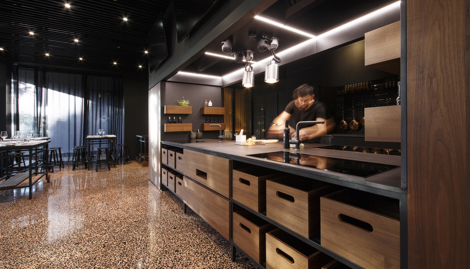 RevoLution Signature Restaurant 旋转厨房设计-16