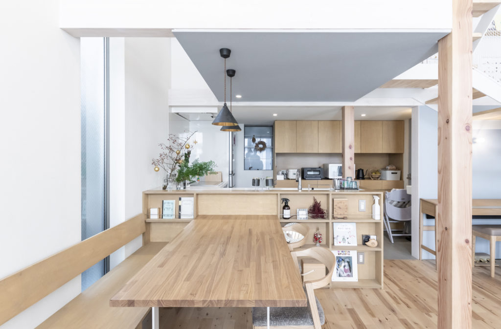 玄関から寝室までひとつながりの家開放性とともに家族の気配を感じながら暮らす | Architecture | 100%LiFE-4