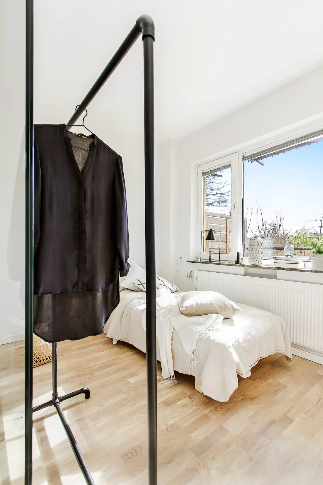 41 平米公寓巧用衣架做隔断-5