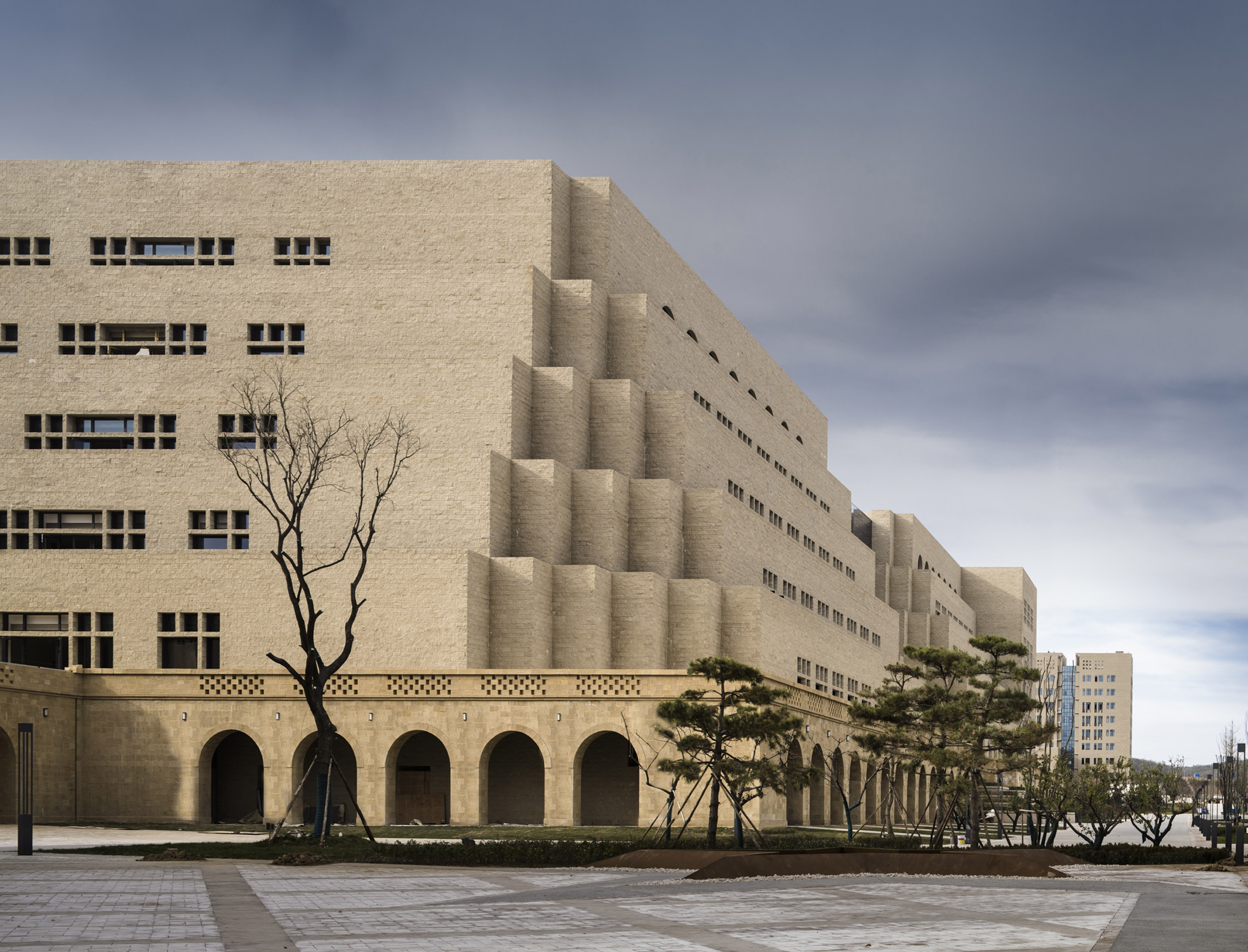 延安大学校园融入古石窑洞文化-10