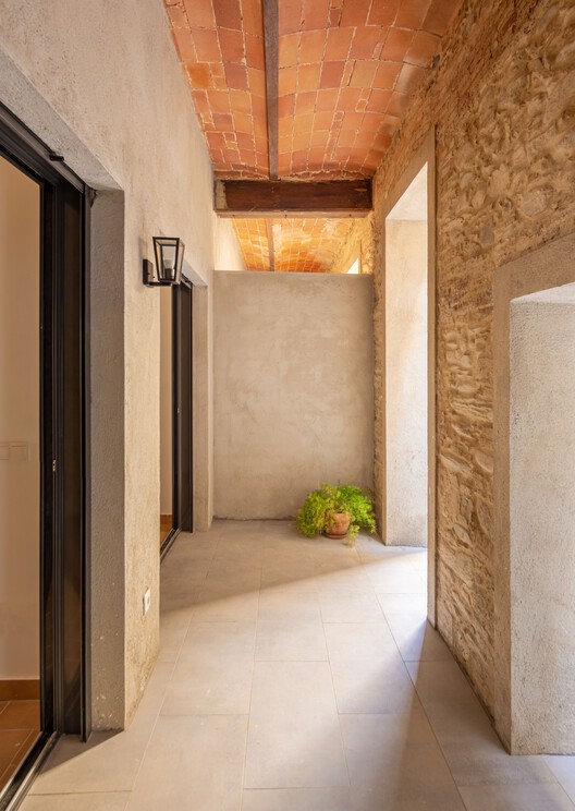 西班牙 Sant Esteve de Palautordera 老舞厅改造公寓楼-23