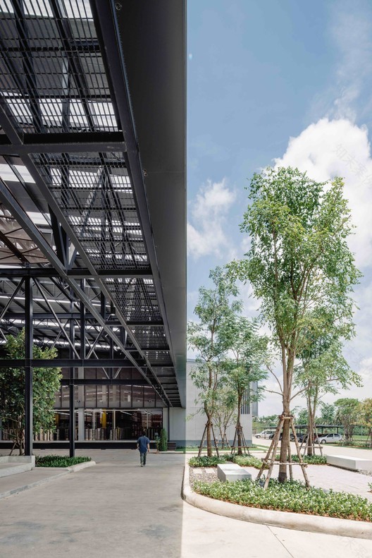 泰国 AOMO 仓库办公楼,创新双层皮肤设计-2