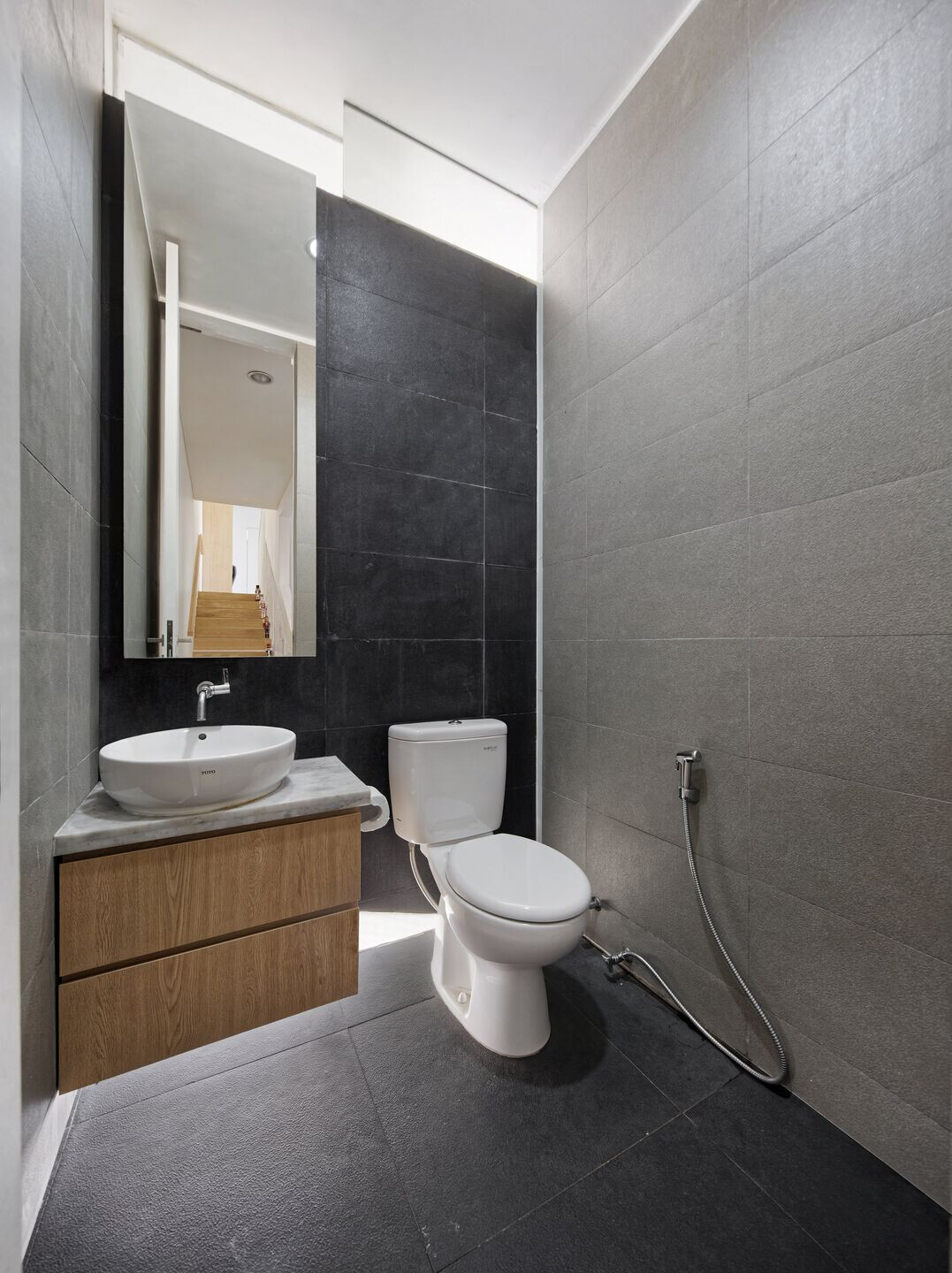 印尼狭地住宅，三角天花板创造宽敞空间-38