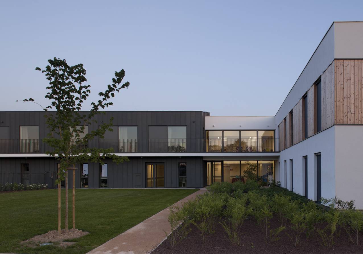 狼堡养老院

注：Ehpad是法语中EHPAD的写法，指接收失能老人的养老院；Le Château du Loup直译为狼之城堡，结合前面的Ehpad，意译为狼堡养老院  丨Studio Gardoni-6