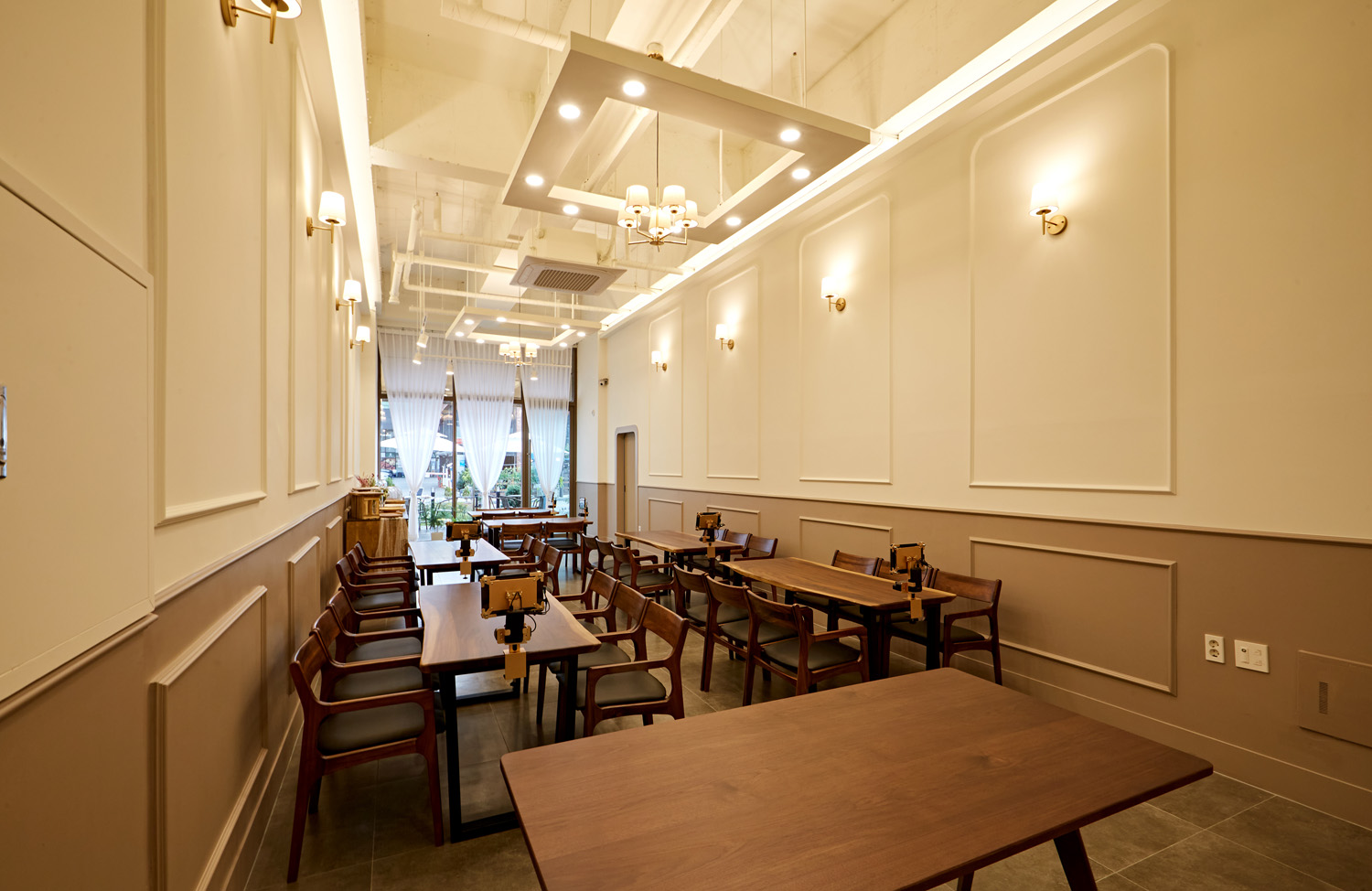 白色与木材，打造 16 平米的极简派对空间-8