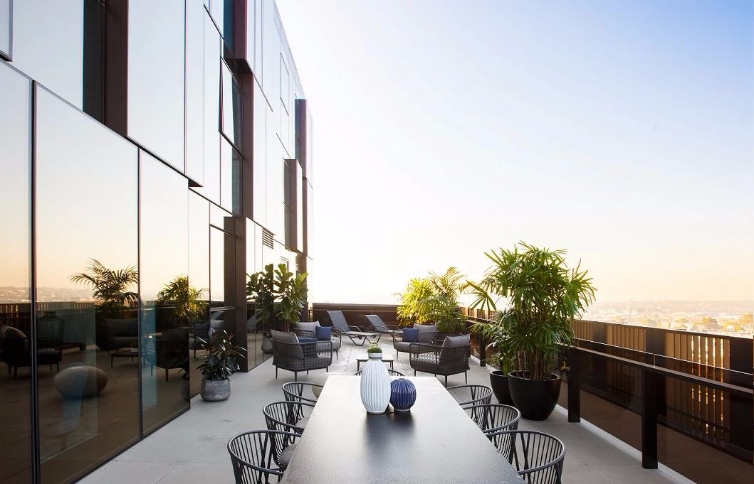 非鬼才   敢设计丨顶层连廊竟被设计成悬浮的空中泳池-43