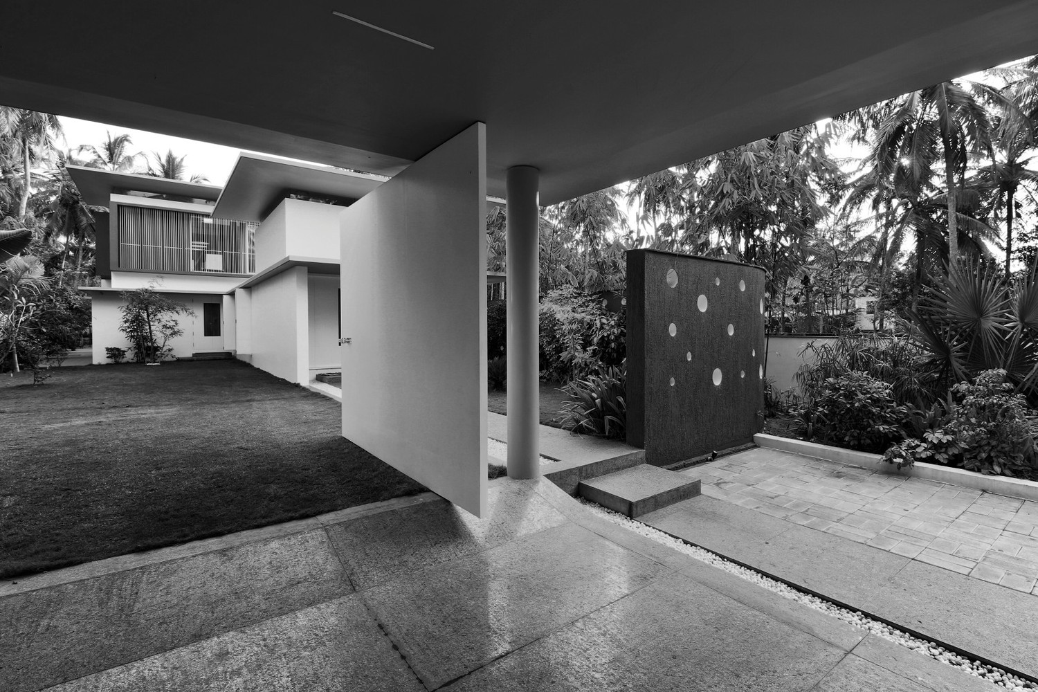 The Floating Parasol House  LIJO.RENY.architects-46