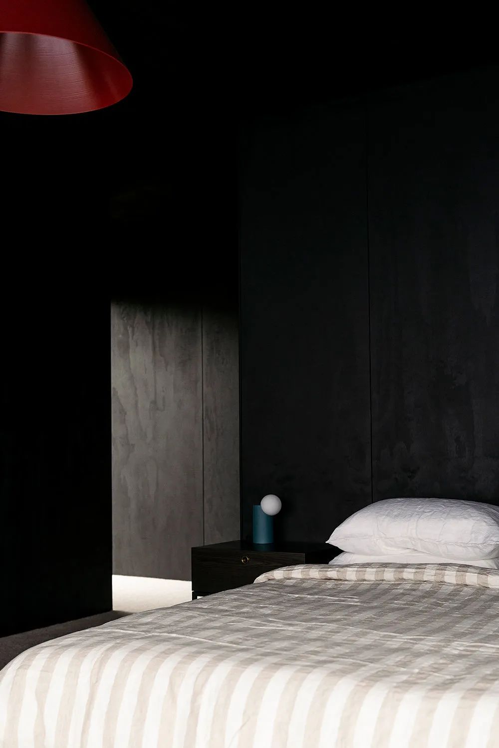 暗黑系别墅 · 光与影的协奏曲丨澳大利亚霍巴特丨Hearth 室内建筑和设计工作室-19