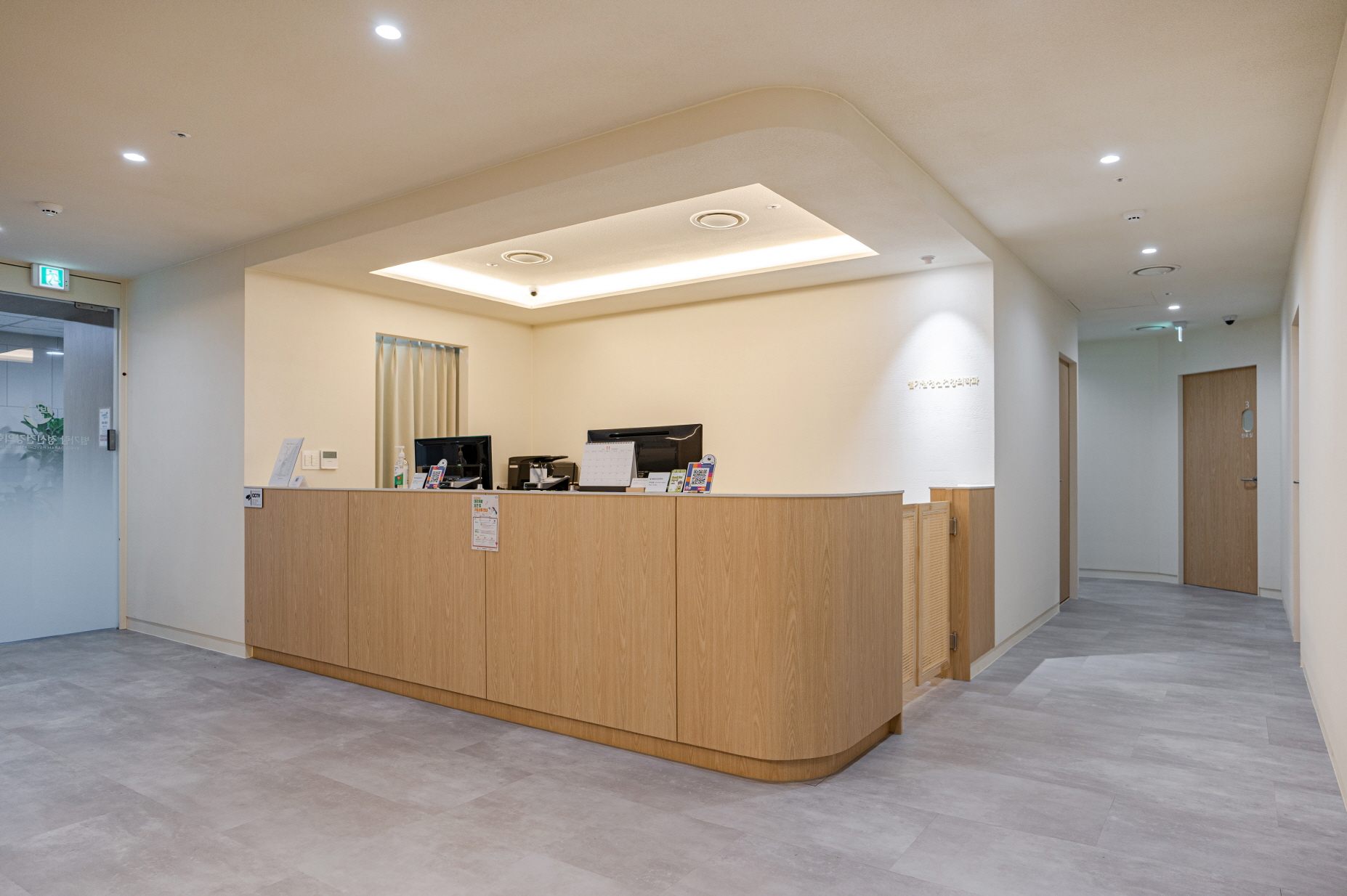 简约白色系打造儿童精神健康医学空间-4