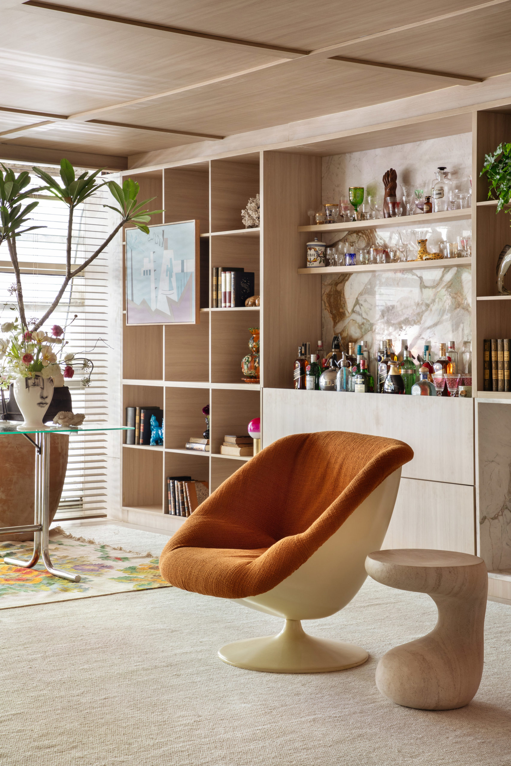 Home Office contemporâneo e acolhedor, repleto de móveis vintage - CasaCor SP 24 - Conexão Decór-5