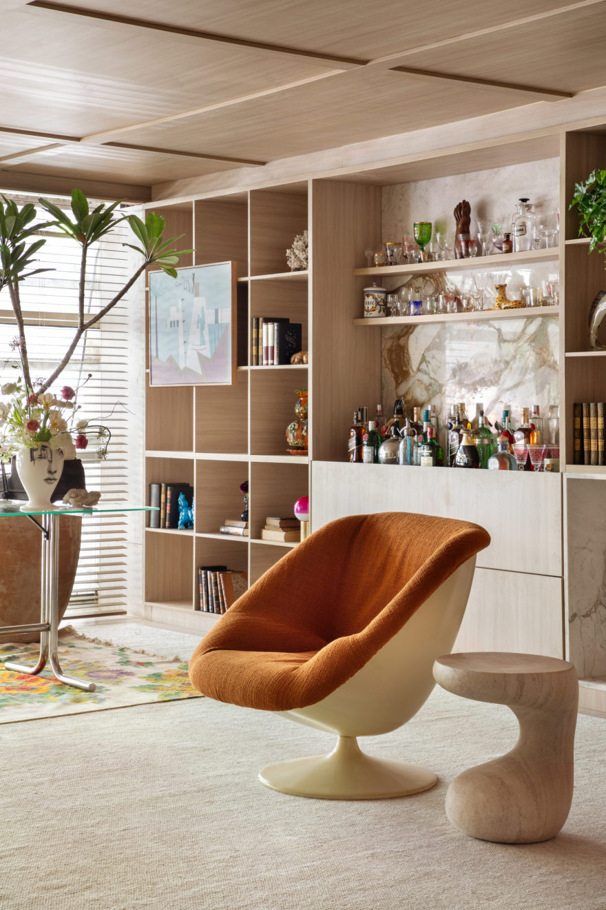 Home Office contemporâneo e acolhedor, repleto de móveis vintage - CasaCor SP 24 - Conexão Decór-5