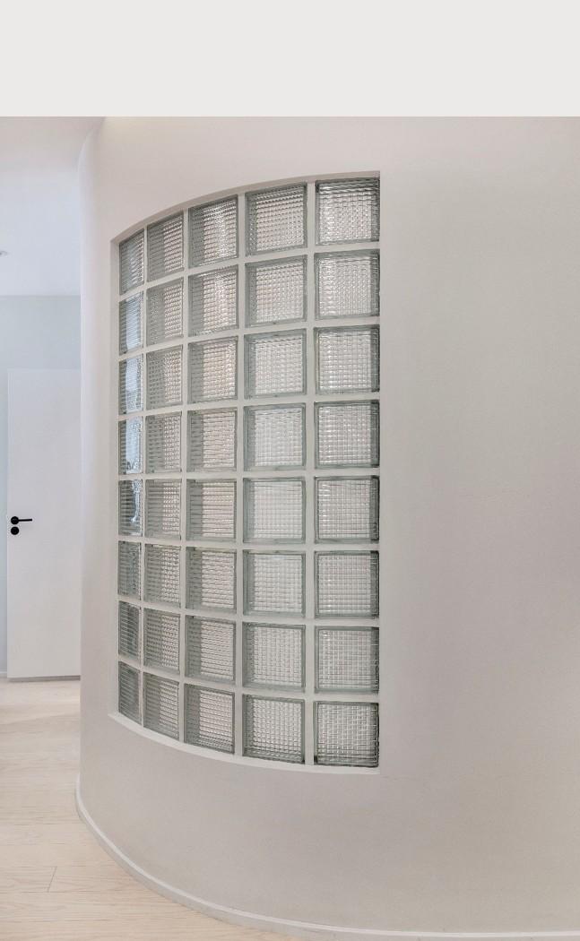 弧形长廊引导的现代家居设计-18