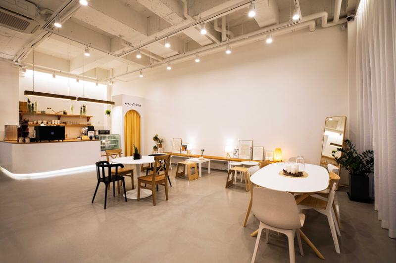 极简 25 坪咖啡厅，打造温馨 white tone 空间-4